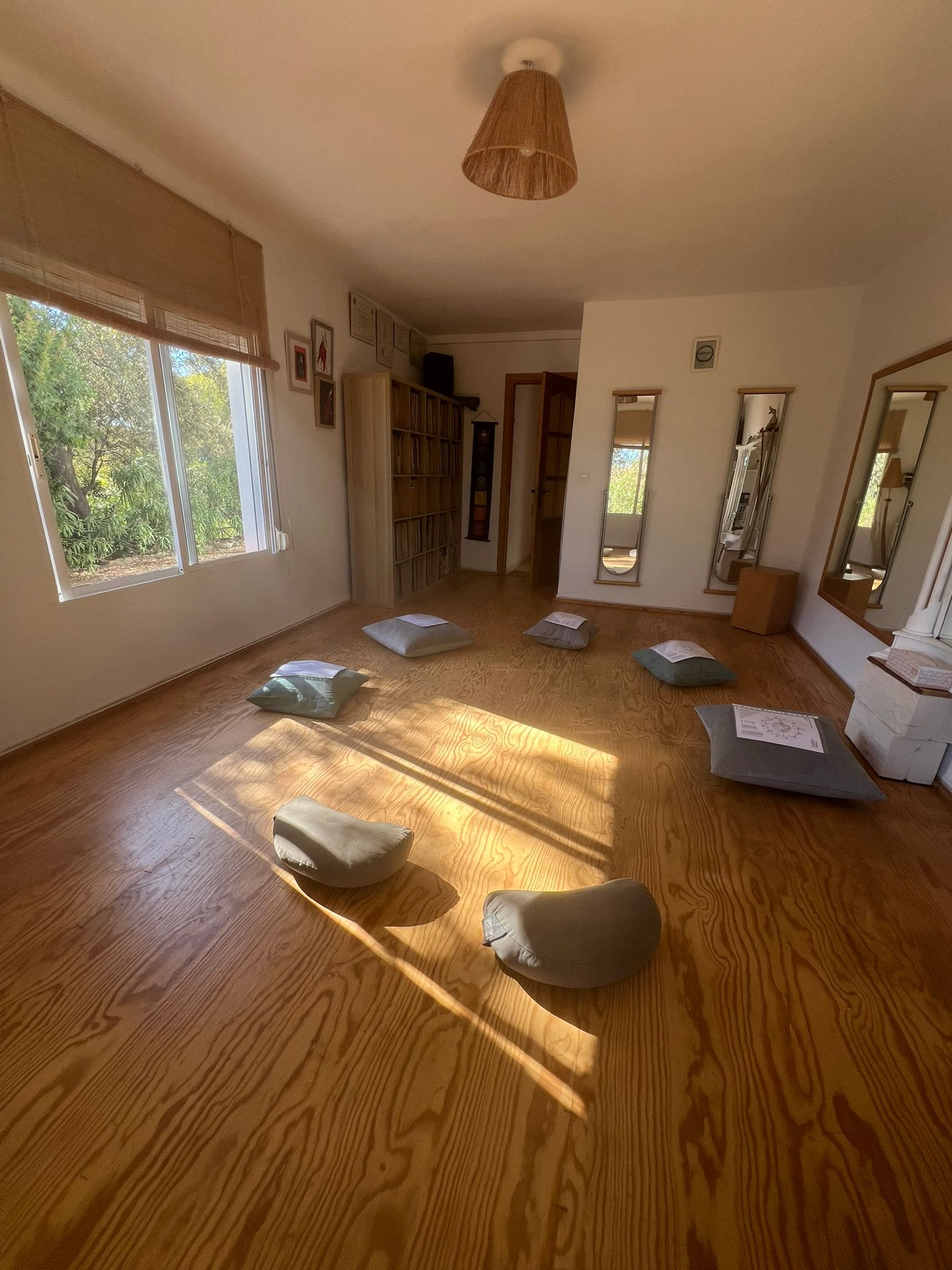 Sala de trabajo interior con cojines de meditación
