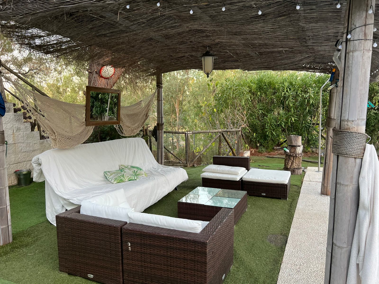 El Portal del Lago — zona de descanso exterior